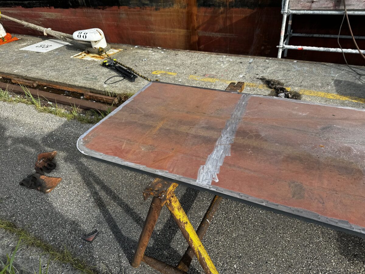 Fitted plate component for hull repair